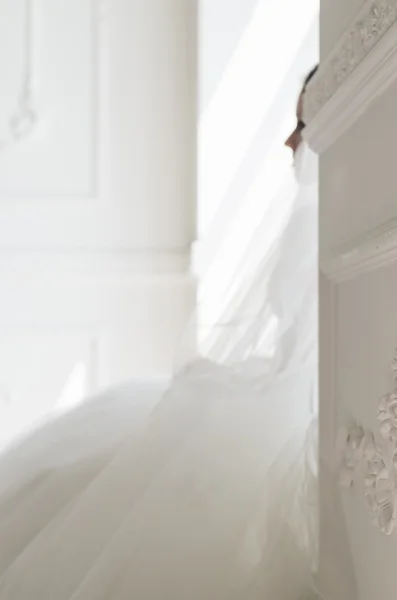 Braut sitzt im Fenster — Stockfoto