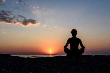 Şafakta yoga assana sahilde kız