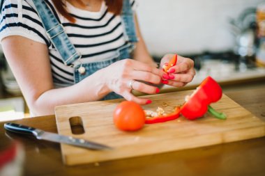 Mutfakta salata hazırlayan kız.