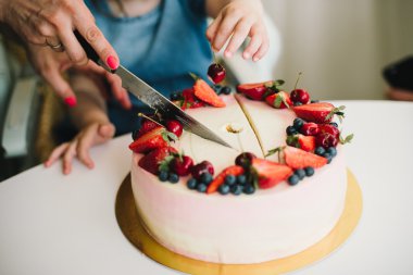 kesme bebek pasta ile strawberrie