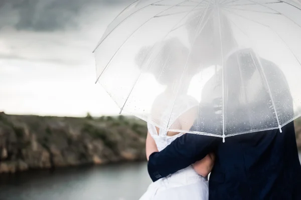 Paar unter Regenschirm im Regen — Stockfoto