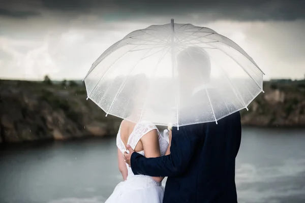 Paar unter Regenschirm im Regen — Stockfoto