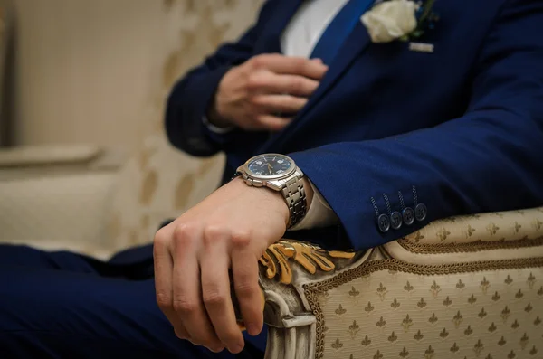 The groom sits in the chair — Stock Photo, Image