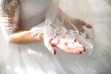 Gelin onun elinde tutan