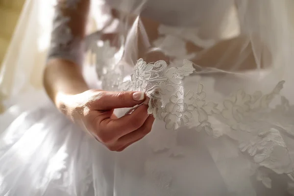 La sposa tiene tra le mani — Foto Stock