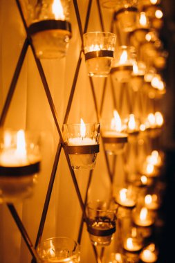 Doğal çiçekler ve yeşil elementlerden yapılmış zarif düğün süsleri.