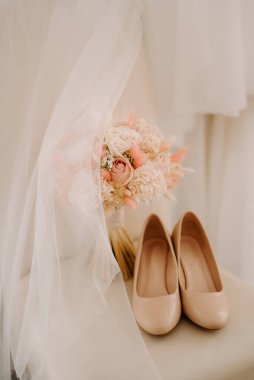 Taze doğal çiçekler ve yeşillik dolu zarif bir düğün buketi.