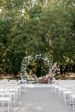 Düğün alanı, kemer sandalyeler dekor