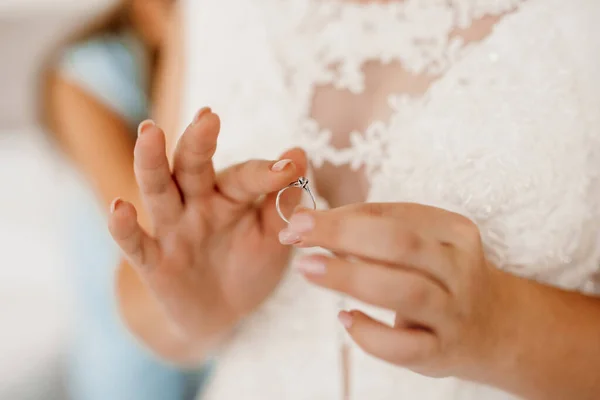 Sposa Tocca Delicatamente Suo Caro Anello Fidanzamento — Foto Stock