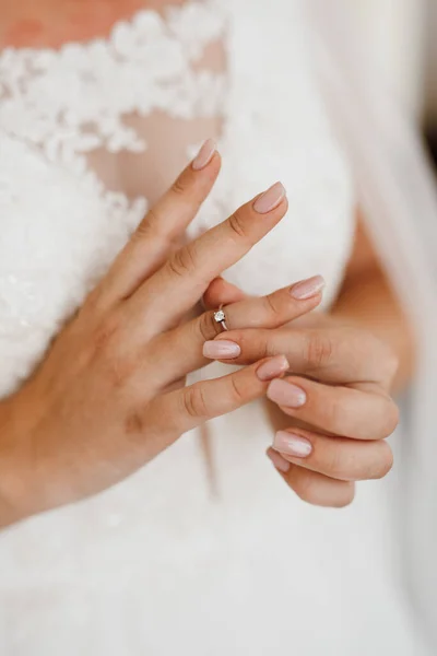 Νύφη Αγγίζει Απαλά Αγαπημένο Της Δαχτυλίδι Αρραβώνων — Φωτογραφία Αρχείου