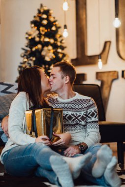 Bir erkek ve bir kız birlikte yeni yılı kutluyorlar.