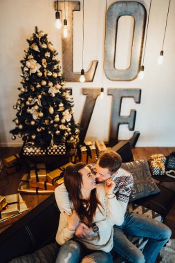 Bir erkek ve bir kız birlikte yeni yılı kutluyorlar.