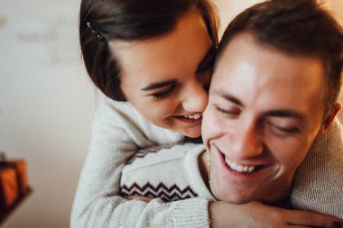 Bir erkek ve bir kız birlikte yeni yılı kutluyorlar.