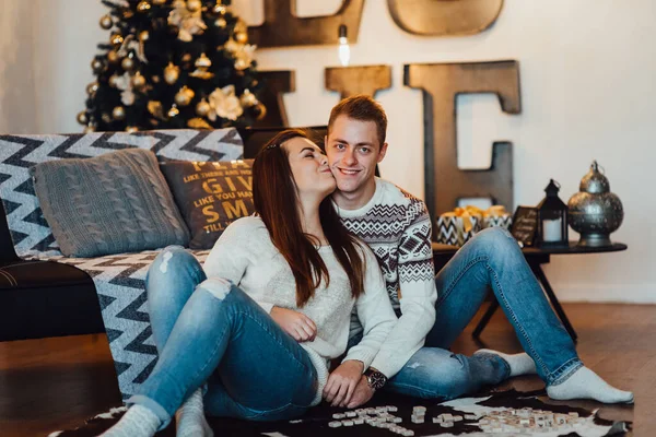 Cara Uma Menina Celebrar Ano Novo Juntos — Fotografia de Stock