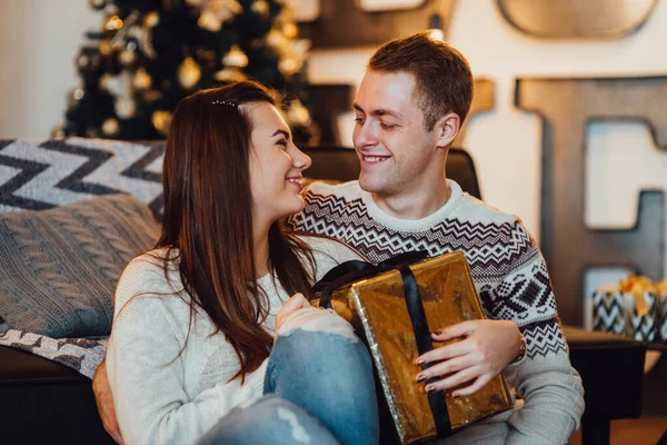 Chico Una Chica Celebran Año Nuevo Juntos — Foto de Stock