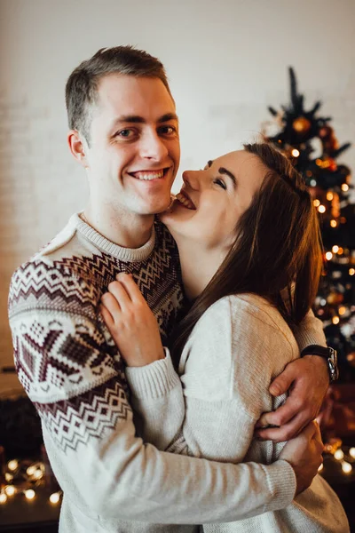 男と女が新年を共に祝い — ストック写真