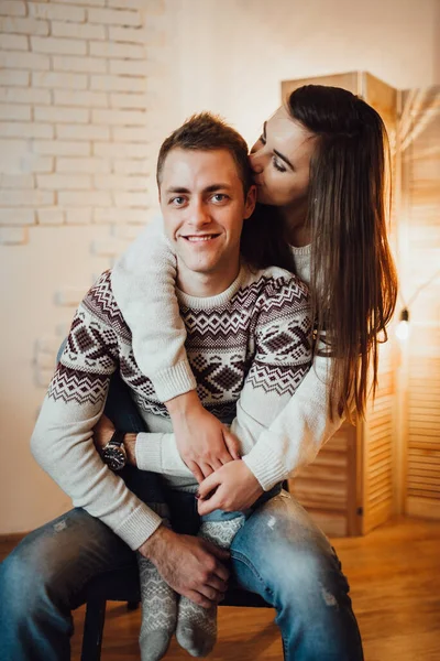 Cara Uma Menina Celebrar Ano Novo Juntos — Fotografia de Stock