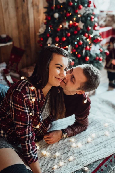 Ein Kerl Und Ein Mädchen Feiern Gemeinsam Das Neue Jahr — Stockfoto