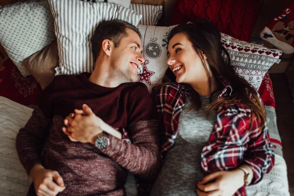 Chico Una Chica Celebran Año Nuevo Juntos — Foto de Stock