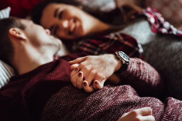 Chico Una Chica Celebran Año Nuevo Juntos — Foto de Stock