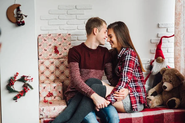 Guy Girl Celebrate New Year Togethe — Stock Photo, Image