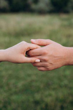 El sıkışma ve uzak mesafe psikolojisi ve vücut dili bilimi - kinetik ve taktik