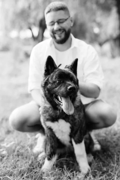 American Akita Perro Para Paseo Con Chico Una Chica Pradera — Foto de Stock