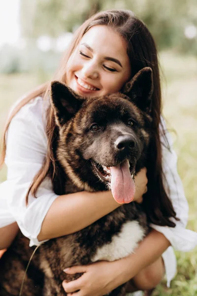 American Akita Perro Para Paseo Con Chico Una Chica Pradera — Foto de Stock