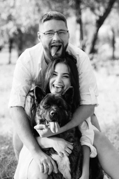 Chien Akita Américain Pour Une Promenade Avec Gars Une Fille — Photo