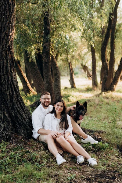 Chien Akita Américain Pour Une Promenade Avec Gars Une Fille — Photo