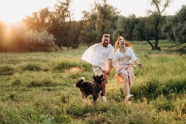 Chien Akita Américain Pour Une Promenade Avec Gars Une Fille — Photo