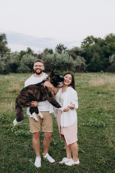 Chien Akita Américain Pour Une Promenade Avec Gars Une Fille — Photo