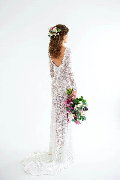 Χαρούμενη Νύφη Ένα Λευκό Πλεκτό Φόρεμα Που Ποζάρει Ένα Μπουκέτο — Φωτογραφία Αρχείου
