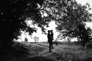 Neşeli adam ve kız parlak örgü şapkalar ve ekose gömleklerle yürüyüşe çıktılar.