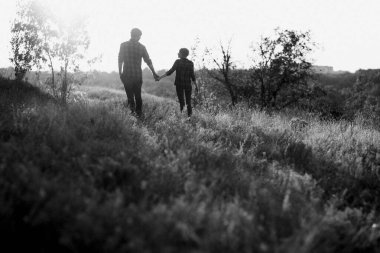 Neşeli adam ve kız parlak örgü şapkalar ve ekose gömleklerle yürüyüşe çıktılar.