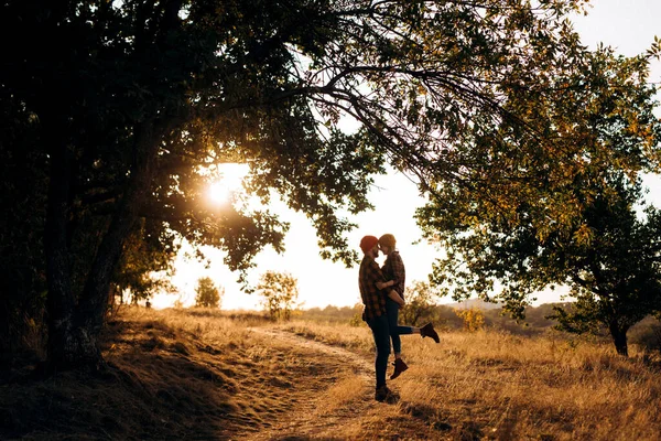 陽気な男と女の子上の散歩で明るいニット帽と遊んだシャツ — ストック写真