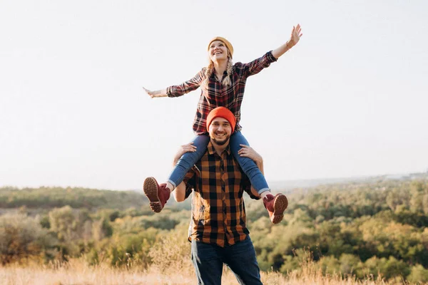 Vrolijke Man Meisje Een Wandeling Heldere Gebreide Hoeden Geruite Shirts — Stockfoto