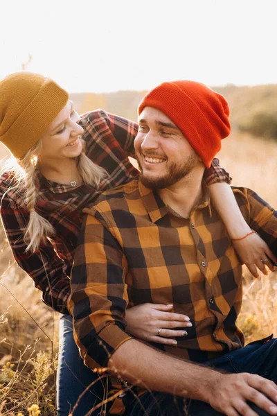 Χαρούμενος Άντρας Και Κορίτσι Μια Βόλτα Φωτεινά Πλεκτά Καπέλα Και — Φωτογραφία Αρχείου