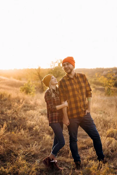 Vrolijke Man Meisje Een Wandeling Heldere Gebreide Hoeden Geruite Shirts — Stockfoto