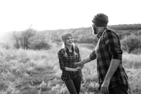 Ragazzo Allegro Ragazza Una Passeggiata Brillanti Cappelli Maglia Camicie Quadri — Foto Stock