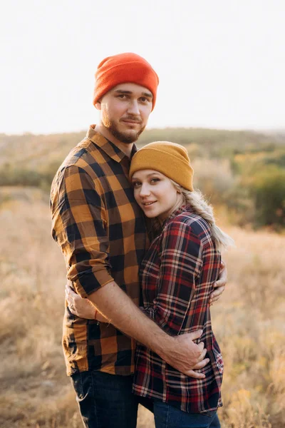 Χαρούμενος Άντρας Και Κορίτσι Μια Βόλτα Φωτεινά Πλεκτά Καπέλα Και — Φωτογραφία Αρχείου
