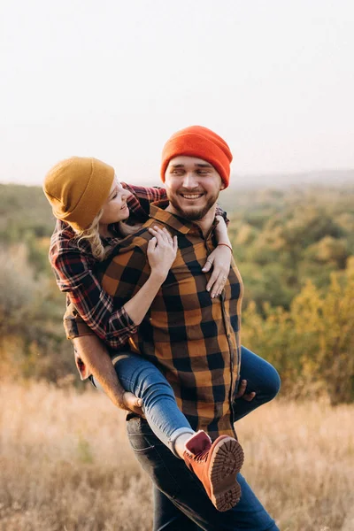 Gai Gars Fille Sur Une Promenade Dans Lumineux Bonnets Tricotés — Photo