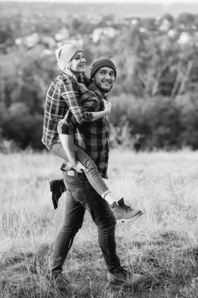 Ragazzo Allegro Ragazza Una Passeggiata Brillanti Cappelli Maglia Camicie Quadri — Foto Stock