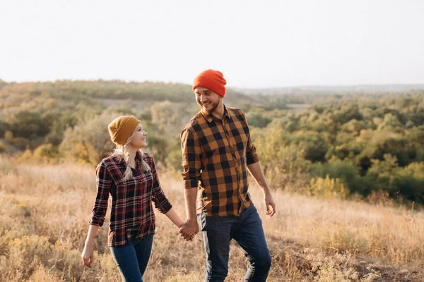 Vrolijke Man Meisje Een Wandeling Heldere Gebreide Hoeden Geruite Shirts — Stockfoto