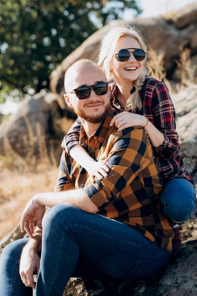 Guy Menina Camisas Enjauladas Sapatos Trekking Rochas Granito — Fotografia de Stock