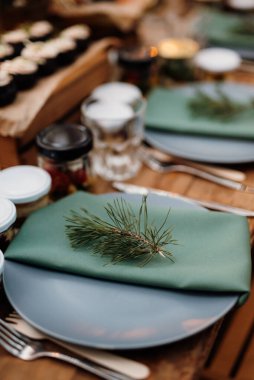 Doğal çiçekler ve yeşil elementlerden yapılmış zarif düğün süsleri.