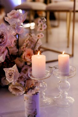 Atmosferik mum dekoru ve ziyafet masasında canlı ateş.