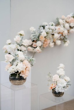 Düğün alanı, kemer sandalyeler dekor