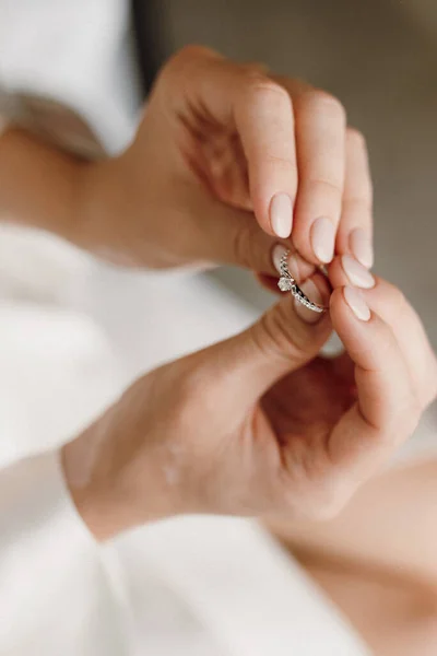 Menyasszony Egy Eljegyzési Gyűrűt Tart Drágakövekkel Kezében — Stock Fotó