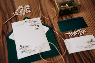 Altın alyanslar genç bir çiftin düğününün göstergesi.